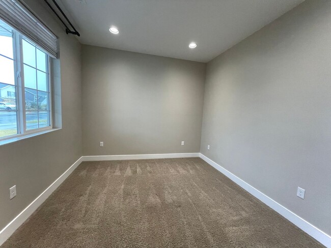 Building Photo - Beautiful 3-Bedroom Home with Office in Fa...