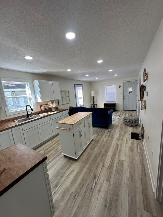 Building Photo - HOUSE FOR RENT at 910 N 11st St, Salina, KS