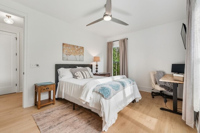 Building Photo - PARK FLEX STAYS-Peaceful 3 Bed, 2 Bath Cou...