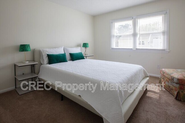 Building Photo - 637 Baytree Ct