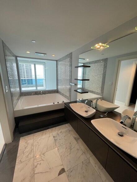 Building Photo - 200 Biscayne Boulevard Way