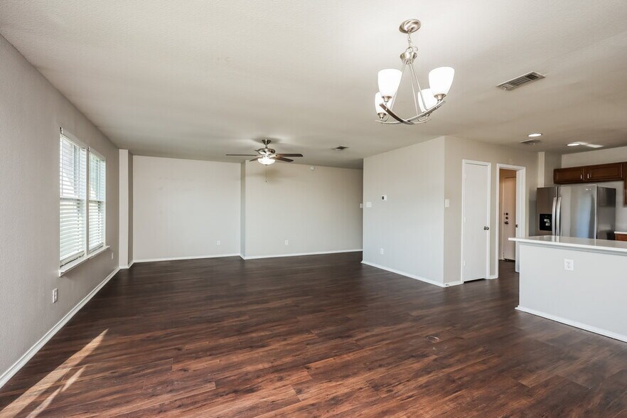 Building Photo - 533 Hearthstone Dr