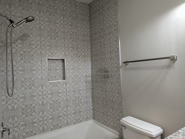 Building Photo - 555 Park Cir