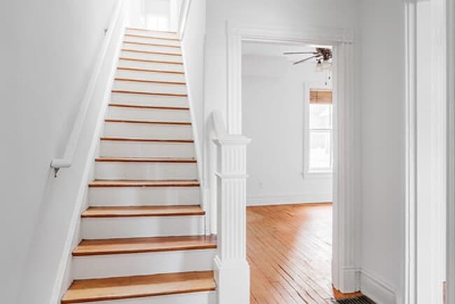 Building Photo - Great Fan Rowhouse!!
