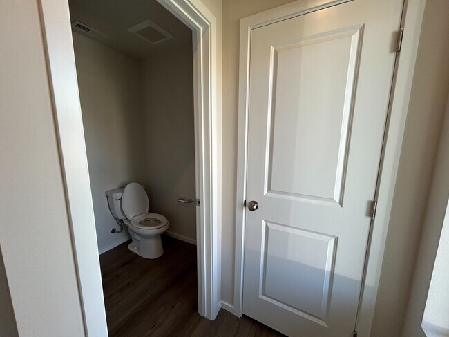 Building Photo - 294 E Viceroy Ave