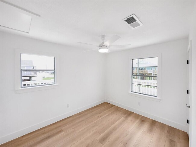 Building Photo - 971 Mary Ann