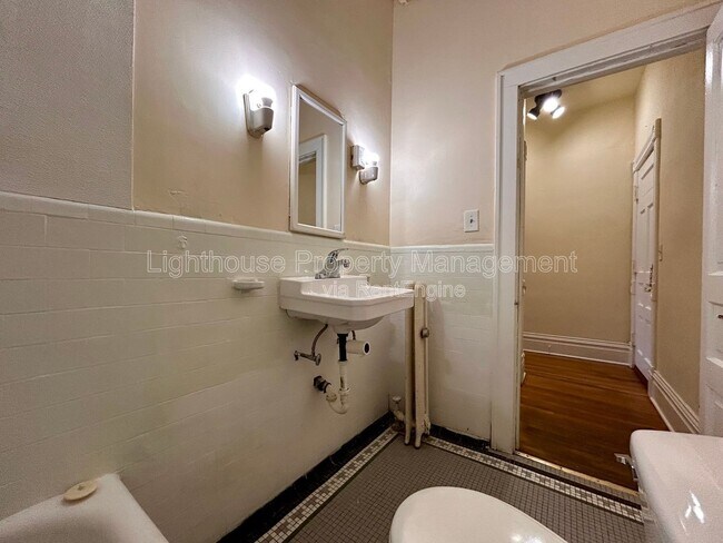 Building Photo - 317 Prospect Ave NE