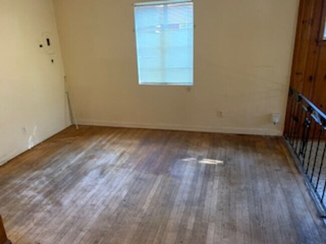 Building Photo - 3/2 Spacious Backyard