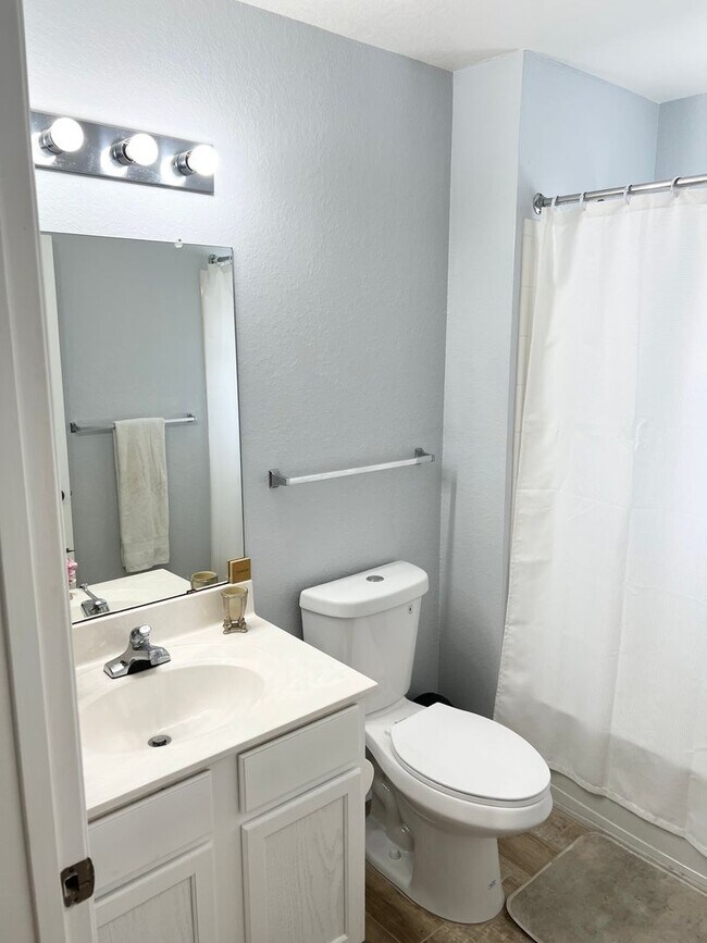 Building Photo - Fully Furnished 4 Bedroom 3 Bath Townhome ...