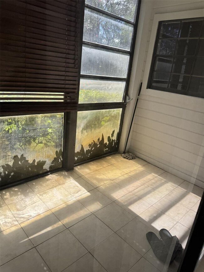 Building Photo - 827 NE 199th St