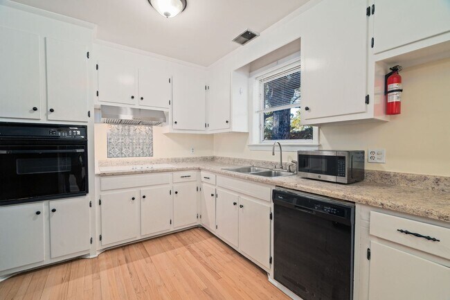 Building Photo - Peaceful Living in West Ashley!