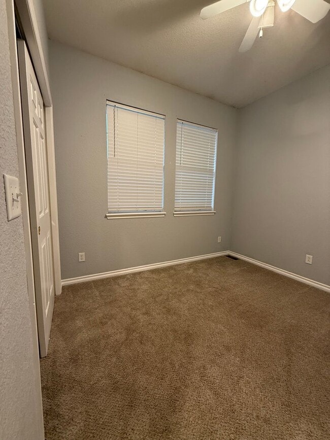 Building Photo - Bright and Modern 3-Bed, 2.5-Bath Townhous...