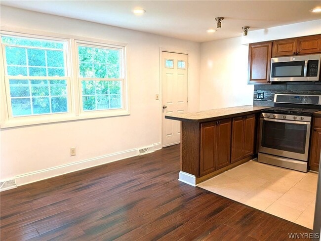 Building Photo - 253 Glenhaven Dr