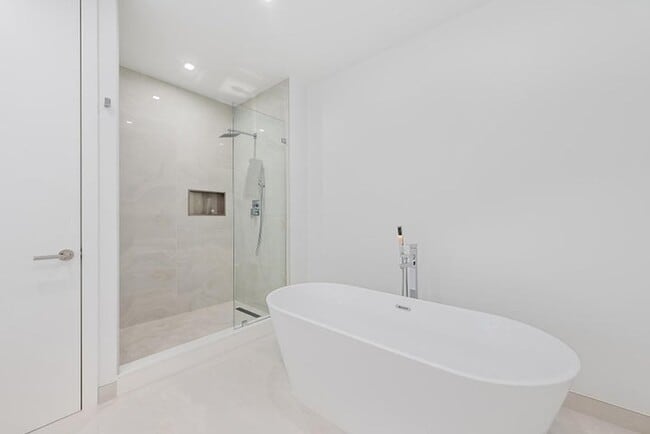 Building Photo - 220 Lake Shore Dr