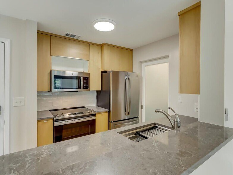 Building Photo - 1074 Peachtree Walk NE