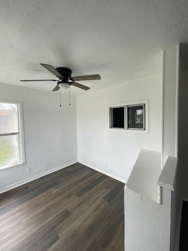 Building Photo - 602 S Wanda Dr