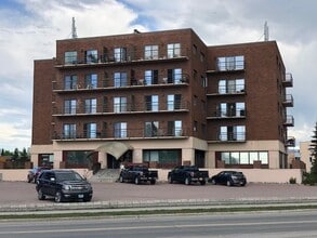 Building Photo - One Bedroom Lakefront Condo with Garage