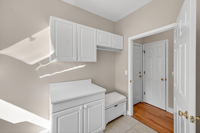 Building Photo - 205 Club Villa Dr W