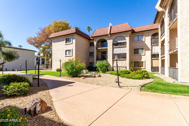 Building Photo - 3033 E Devonshire Ave