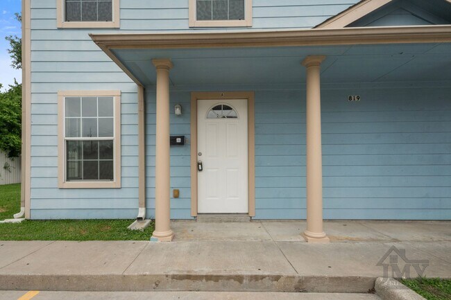 Building Photo - Duplex For Lease