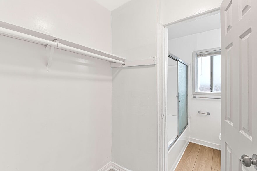 Building Photo - 530 W 9th St