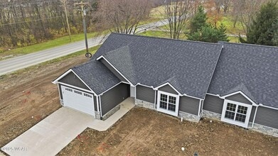 Building Photo - 2888 Lake Cir Dr