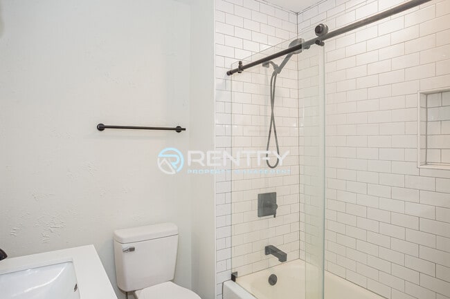 Building Photo - 3700 Driftwood Dr