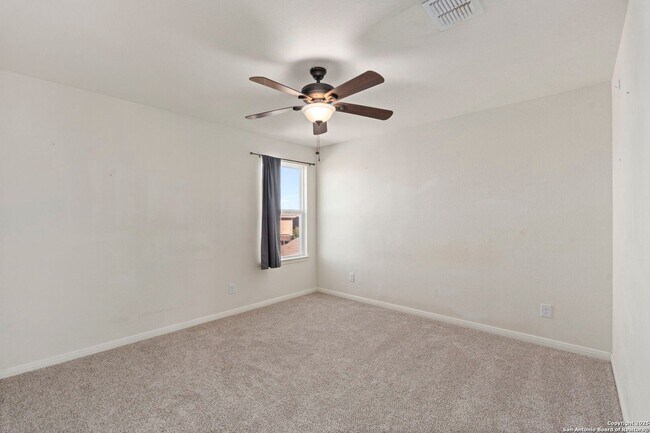 Building Photo - Charming Home Awaits: Spacious & Modern Living in a Prime Location