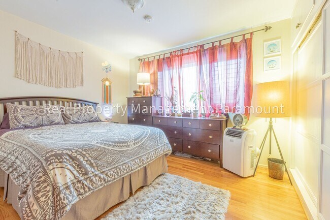 Building Photo - Really nice apartment close to the Grove