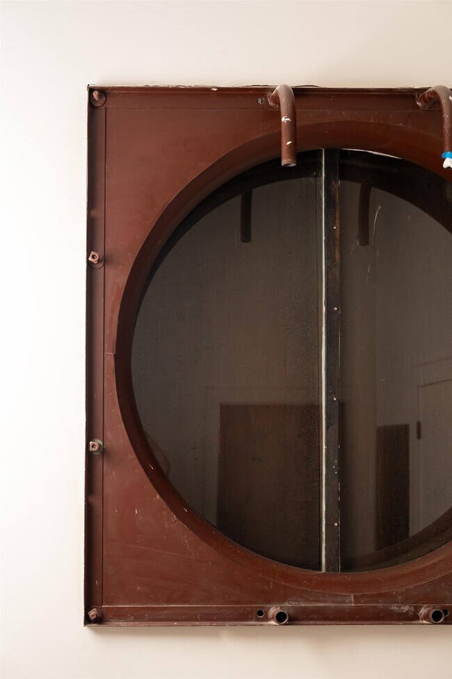 Building Photo - 612 W 8th Ave