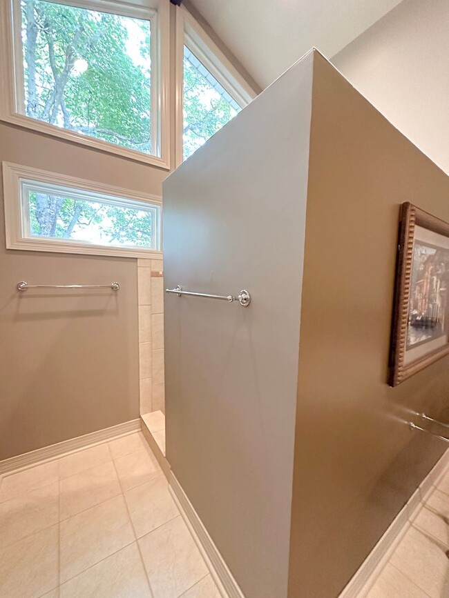 Building Photo - 3 Bedroom House: Walking Distance to Campu...