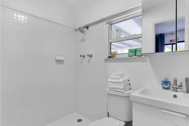 Building Photo - 714 NE 17th Ct