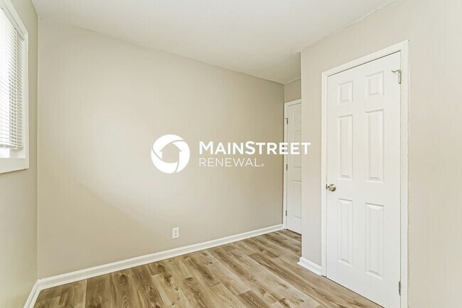 Building Photo - 3 Bedroom Pet-Friendly Home in Louisville, KY with Main Street Renewal