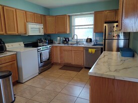 Building Photo - 2442 Cedarwood Ave