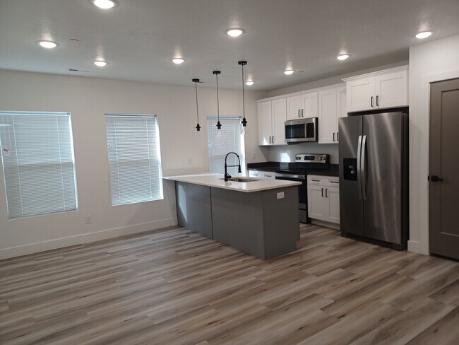 Building Photo - 815 W 100 S