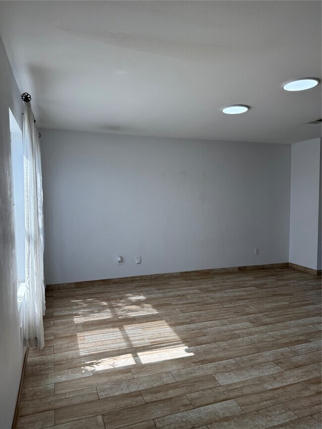 Building Photo - 20110 Mountain Dale Dr