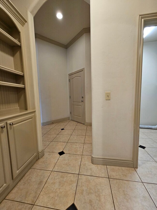 Building Photo - 513 Summit View Ct
