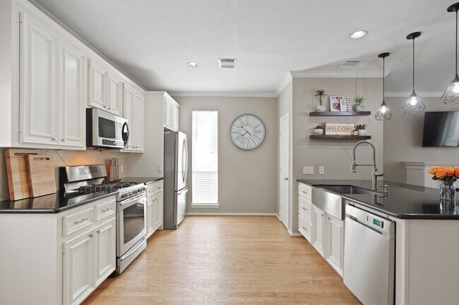 Building Photo - 1413 W 26th St