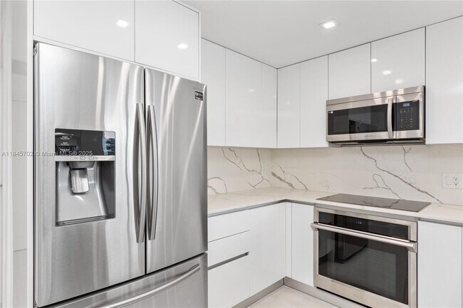 Building Photo - 1300 Brickell Bay Dr
