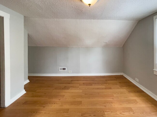Building Photo - *AVAILABLE NOW!* Cozy Three Bedroom Home!