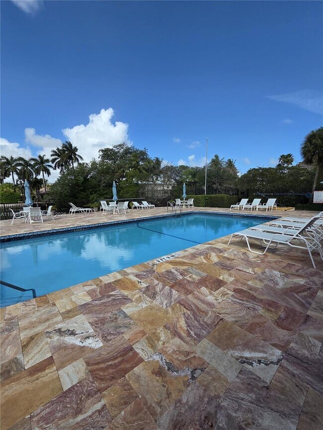 Building Photo - 333 NW 17th Ct