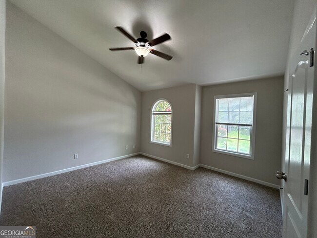 Building Photo - 6533 Silk Tree Pointe