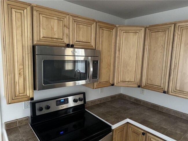 Building Photo - 8940 Bay Dr