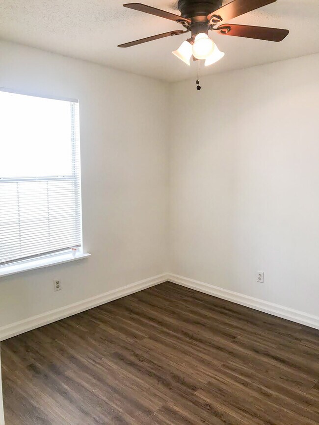 Building Photo - 1000 N Red St