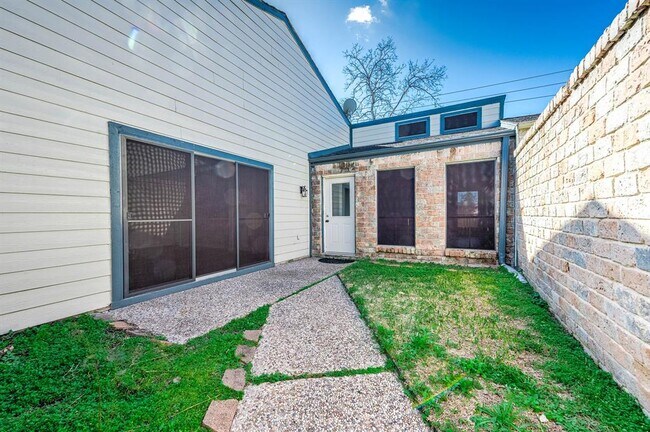 Building Photo - 10626 Sandpiper Dr