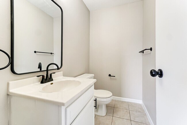 Building Photo - Renovated 2 Bedroom with Washer + Dryer Av...