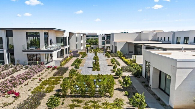 Building Photo - 6587 N Palmeraie Blvd