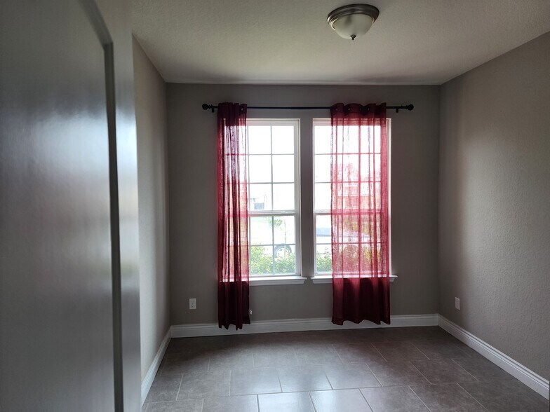 Building Photo - 27423 Paraiso Sands