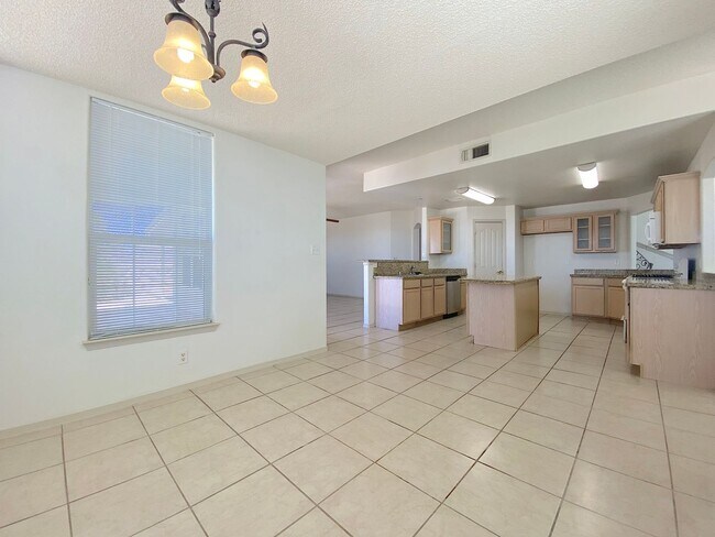Building Photo - West El Paso LARGE 4bed/3.5bath 3 Car Garage Home-VIEWS!