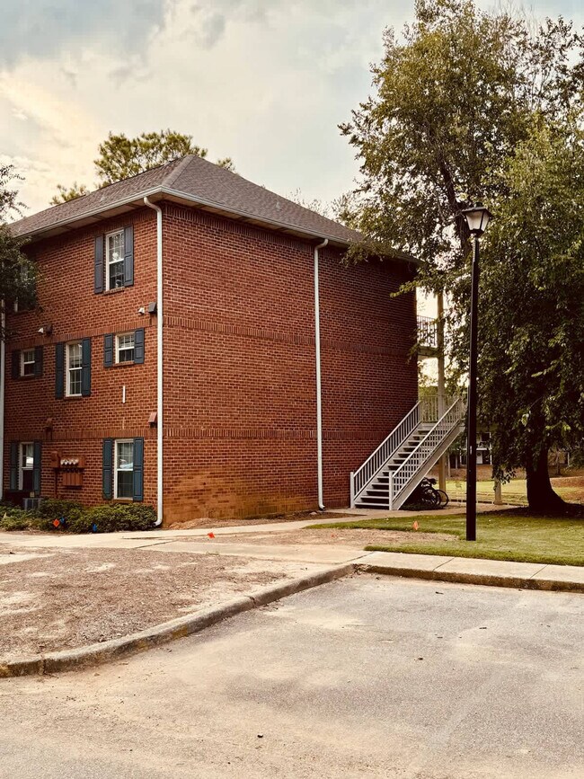 Building Photo - 162 E University Dr